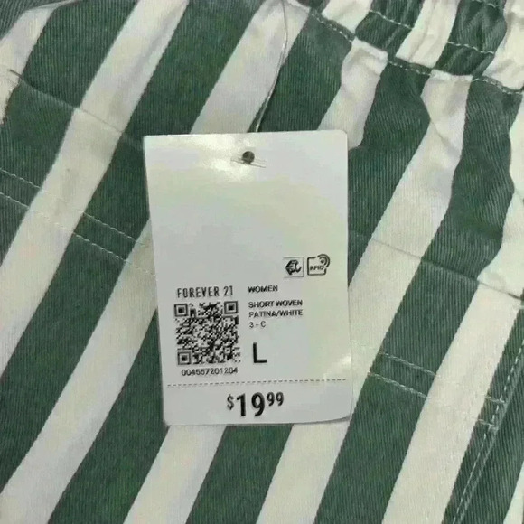 Cute green and white stripped cuffed shorts - Picture 3 of 3